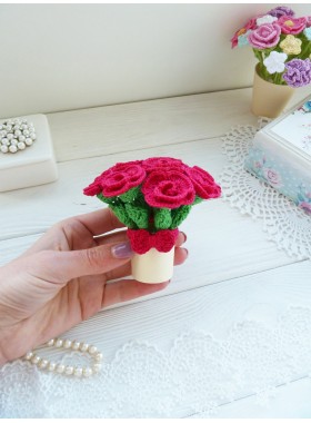 Crochet small bouquet in a pot.