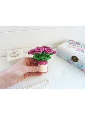 Crochet small bouquet in a pot.