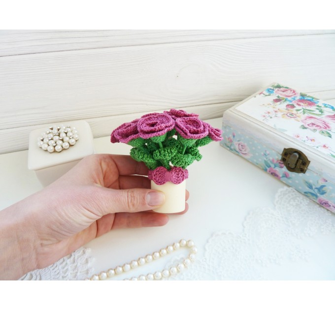 Crochet small bouquet in a pot.