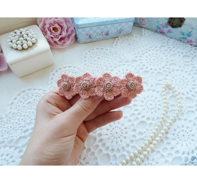 Barrette with crochet daisies.