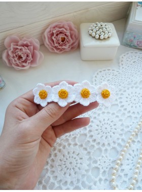 Barrette with crochet daisies.