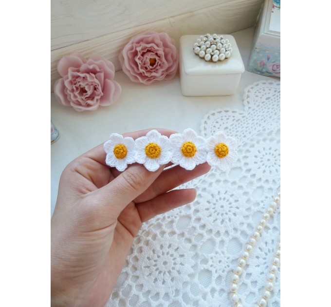 Barrette with crochet daisies.