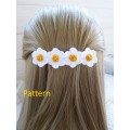 Barrette with crochet daisies.