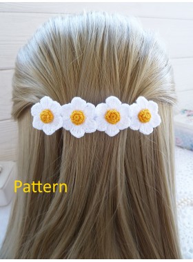 Barrette with crochet daisies.