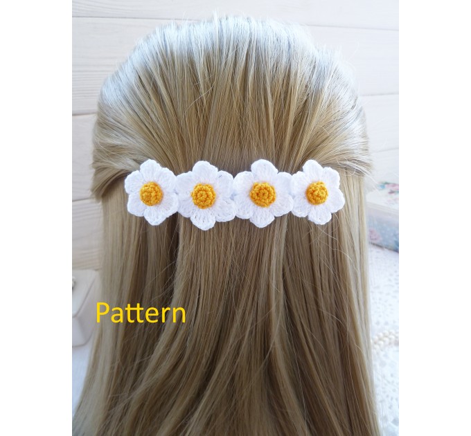 Barrette with crochet daisies.